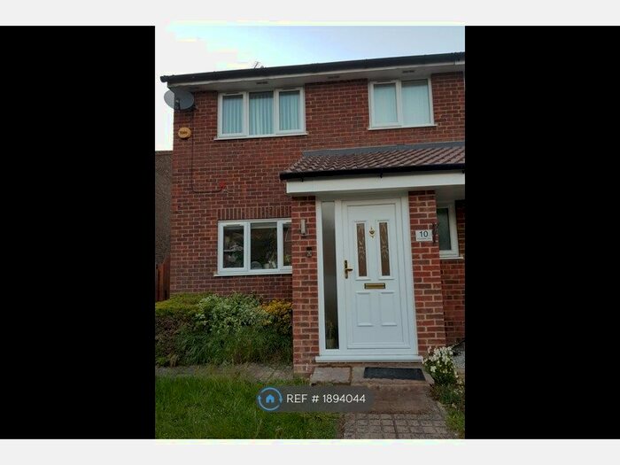 4 Bedroom Semi-Detached House To Rent In Sandringham Court, Slough, SL1