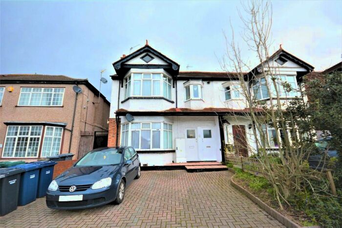 Studio To Rent In Hale Lane, London, NW7