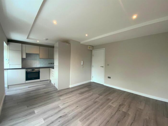 2 Bedroom Flat To Rent In York Parade, Brentford, TW8