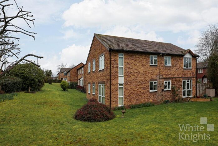 2 Bedroom Flat For Sale In Larks Meade, Earley, Reading, Berkshire, RG6