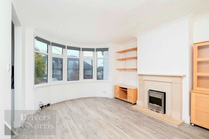 3 Bedroom Flat To Rent In Hutton Grove, North Finchley, London, N12