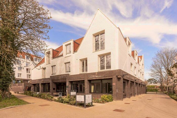 2 Bedroom Flat To Rent In Leyton Road, Harpenden, Hertfordshire, AL5