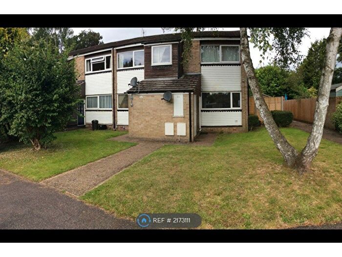 2 Bedroom Maisonette To Rent In Larch Drive, Woodley, RG5