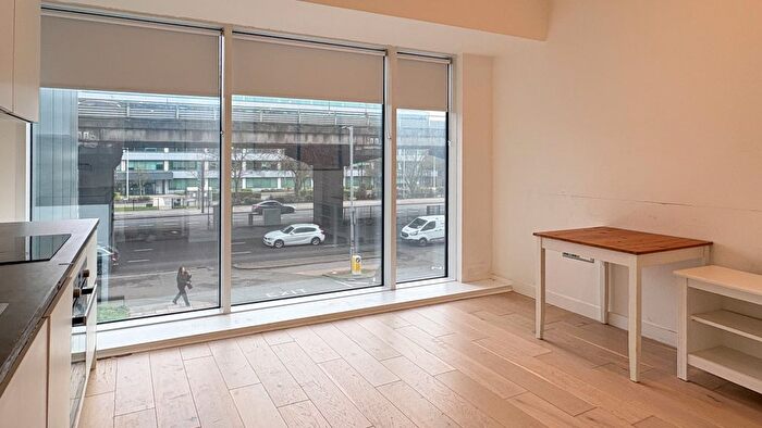 1 Bedroom Flat To Rent In Great West Road, Brentford, TW8