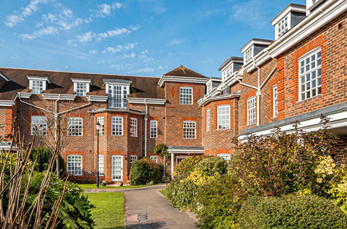 2 Bedroom Retirement Property For Sale In Farmery Court, Castle Village, Berkhamsted, HP4