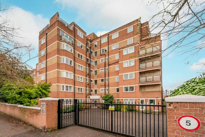 2 Bedroom Flat To Rent In Upper Richmond Road, West Putney, London, SW15