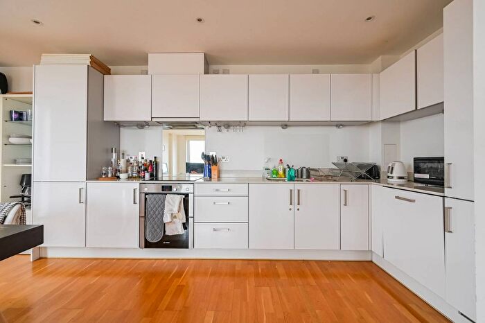 3 Bedroom Flat For Sale In Sculpture House, Killick Way, Stepney, London, E1