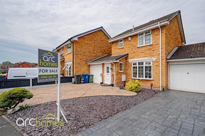 3 Bedroom Link Detached House For Sale In Ennerdale Road, Tyldesley, M29