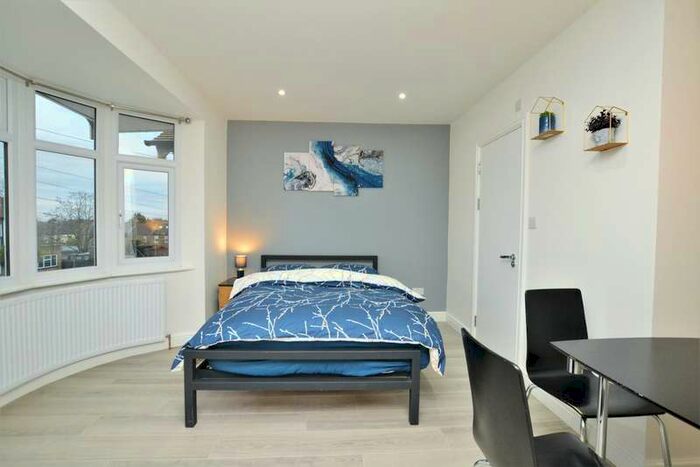 1 Bedroom Flat To Rent In Wood Lane, Isleworth, TW7