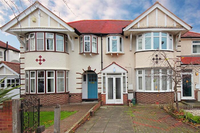 3 Bedroom Flat To Rent In Brentmead Gardens, London, NW10