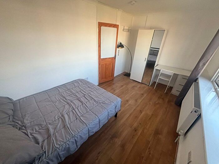 3 Bedroom Flat To Rent In Coopers Road, London, SE1