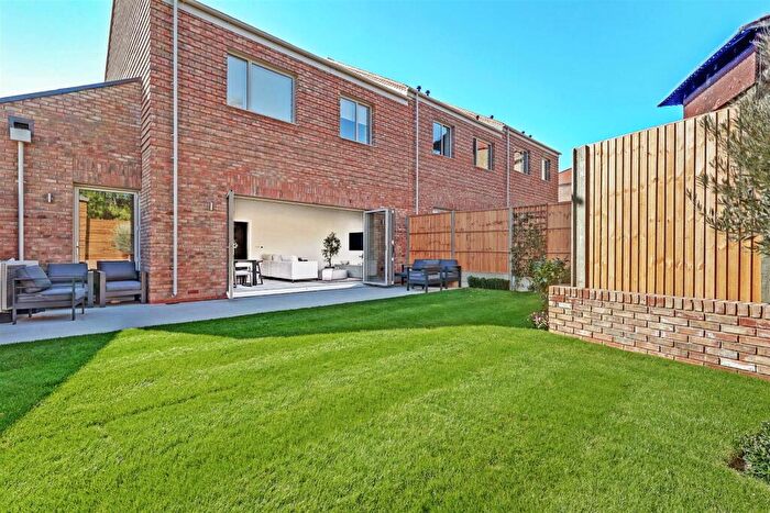 4 Bedroom End Of Terrace House For Sale In House, Burlington Place, Barnet, EN4