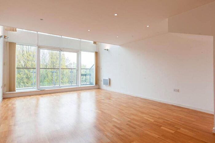 2 Bedroom Maisonette To Rent In Palmers Road, Bethnal Green, London, E2