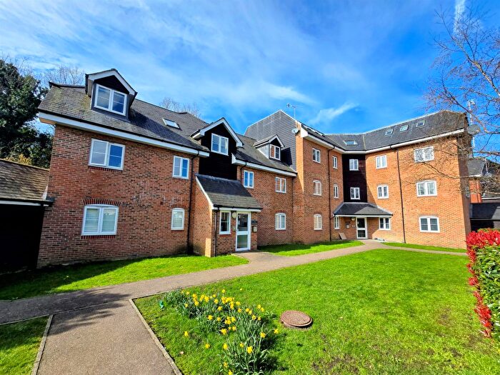 2 Bedroom Flat For Sale In Wharf Way, Hunton Bridge, Kings Langley, WD4
