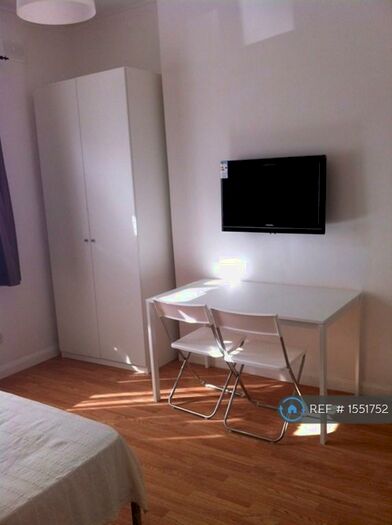 Studio To Rent In Merton House, London, NW4