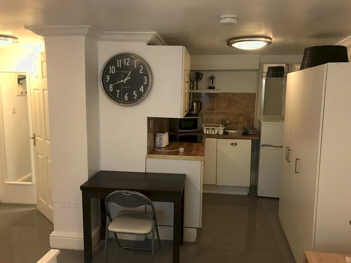 Studio To Rent In Bell Street, London, NW1