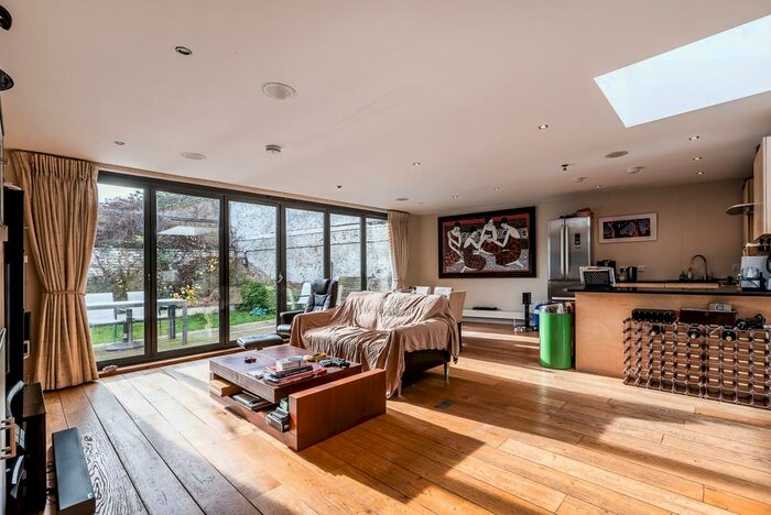 3 Bedroom Flat To Rent In Gwendolen Avenue, London, SW15