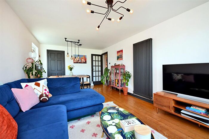 2 Bedroom Flat For Sale In King Charles Road, Surbiton, KT5