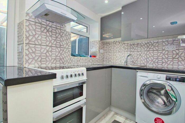 Flat To Rent In Kenton Lane, Harrow Weald, HA3