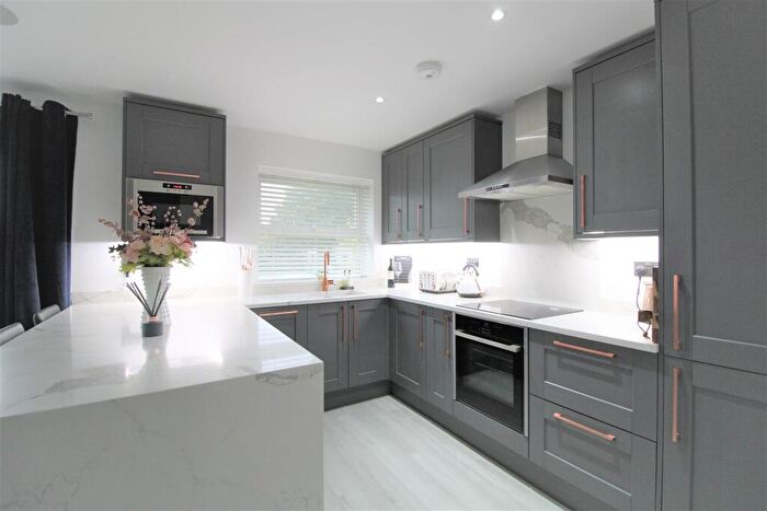 2 Bedroom Maisonette For Sale In Windmill Hill, Ruislip, HA4