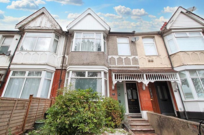 3 Bedroom Flat To Rent In Crescent Road, London, E18