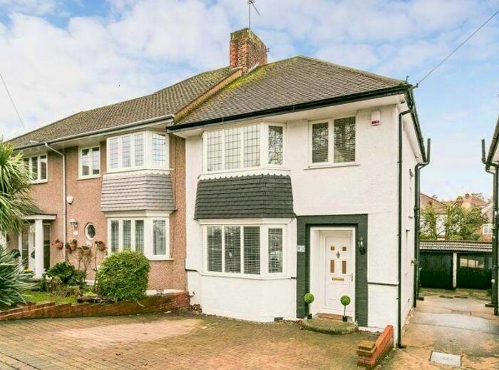 3 Bedroom Property To Rent In Leadale Avenue, London, E4