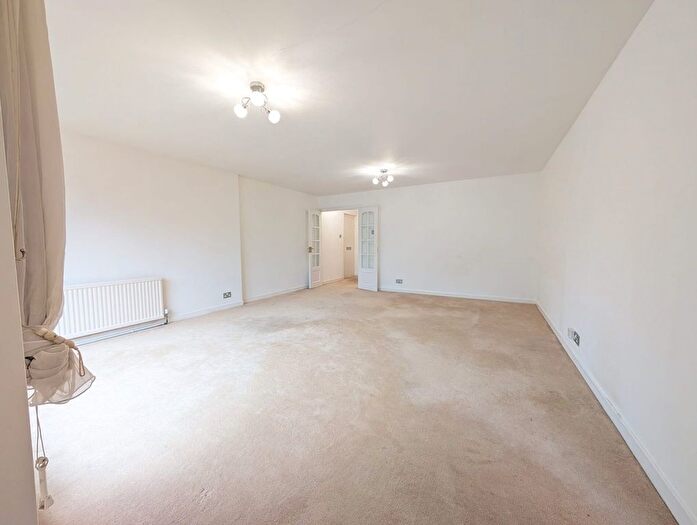 2 Bedroom Flat To Rent In Lemington House, Edgware, HA8