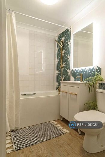 2 Bedroom Flat To Rent In Sea Road, Boscombe, Bournemouth, BH5