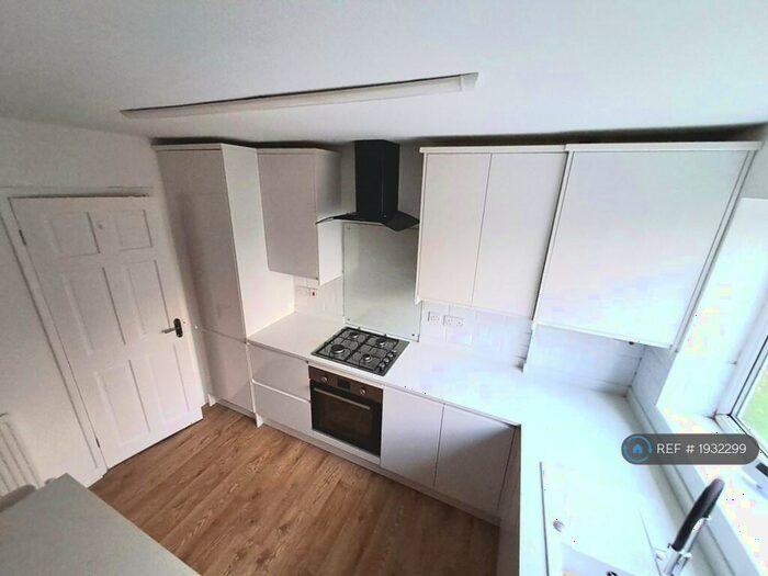 2 Bedroom Flat To Rent In West Park Court, Leeds, LS8