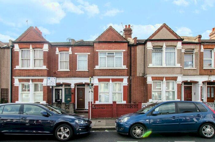 3 Bedroom Flat To Rent In Bickley Street, Tooting, London, SW17