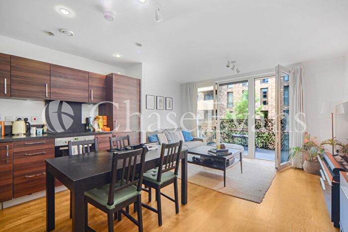 2 Bedroom Flat For Sale In Oxley Square, St. Andrew's, Bromley-By-Bow, London, E3