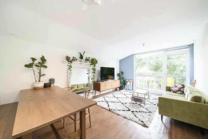 2 Bedroom Flat To Rent In Printers Mews, Victoria Park, E3