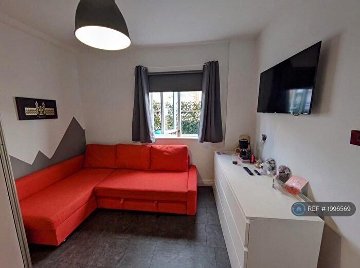 Studio To Rent In William Street, Swindon, SN1