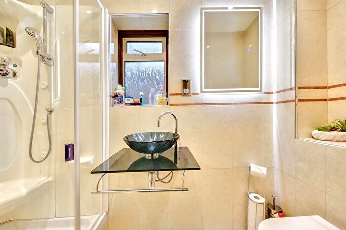 4 Bedroom Detached House For Sale In Craigweil Avenue, Radlett, WD7