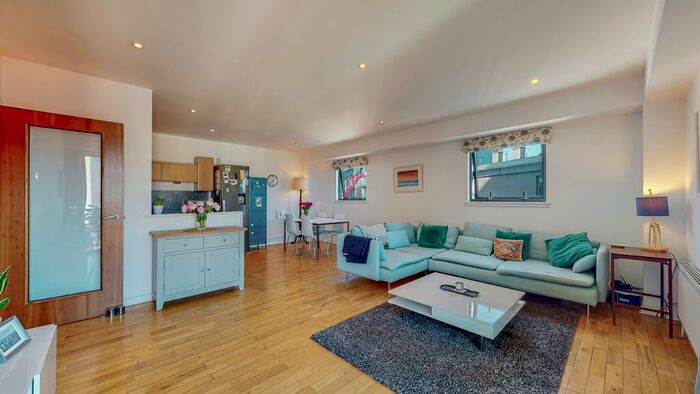 2 Bedroom Flat For Sale In Castlebank Drive, Glasgow, G11