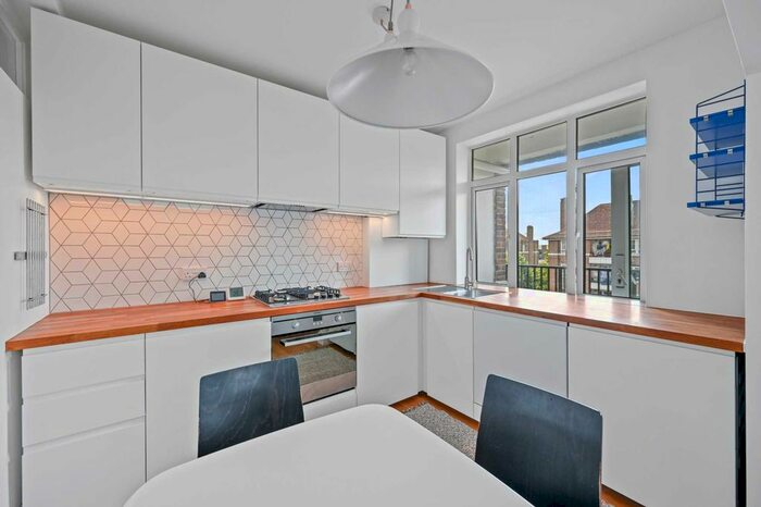 2 Bedroom Flat To Rent In Lawrence Close, White City, London, W12