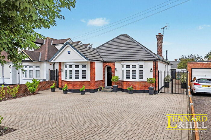 3 Bedroom Detached Bungalow For Sale In King Edward Drive, Woodside, Grays, RM16