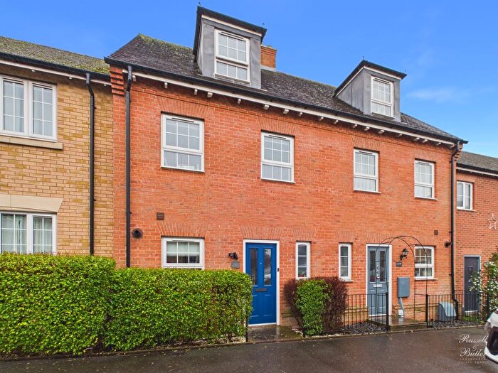 3 Bedroom Town House For Sale In Whitehead Way, Buckingham, Buckinghamshire, MK18