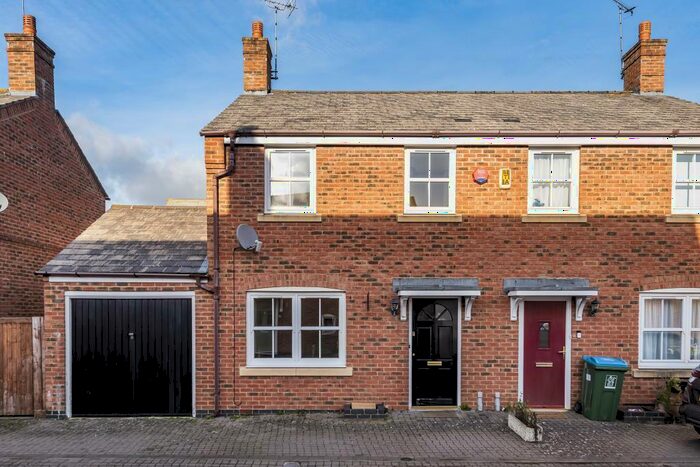 3 Bedroom Semi-Detached House To Rent In Fairford Leys, Aylesbury, HP19