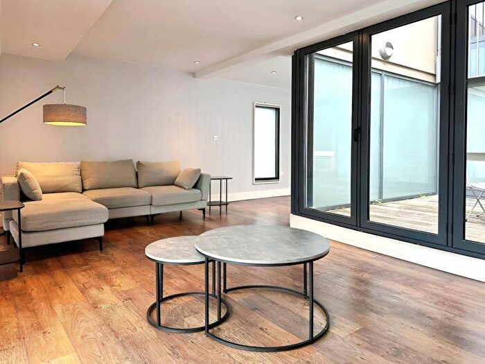 3 Bedroom Flat To Rent In Crispin Lofts, New York Road, Leeds, West Yorkshire, LS2