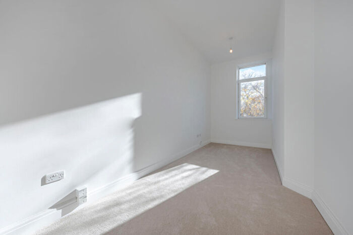 2 Bedroom Flat For Sale In Vineyard Path, Mortlake, SW14