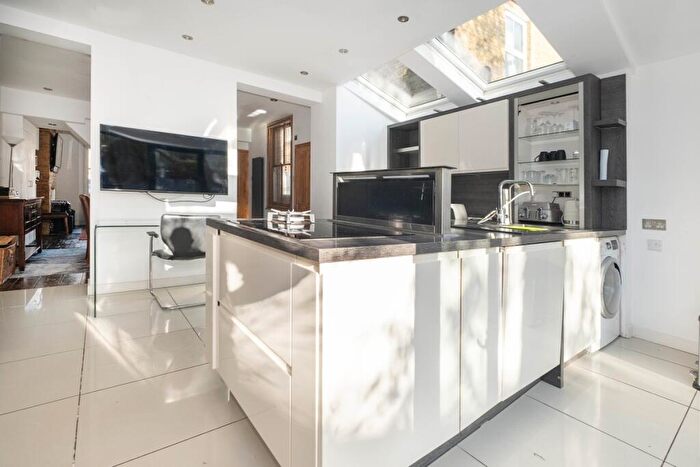 4 Bedroom Semi Detached House To Rent In Rowlls Road Kingston Upon Thames, KT1