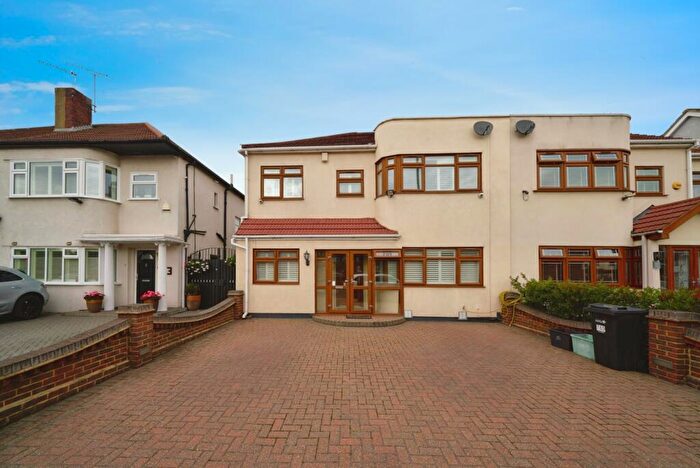 6 Bedroom Semi-Detached House For Sale In Eastern Avenue, Ilford, IG2