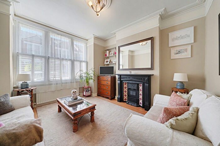 2 Bedroom Flat For Sale In Hazelbourne Road, London, SW12