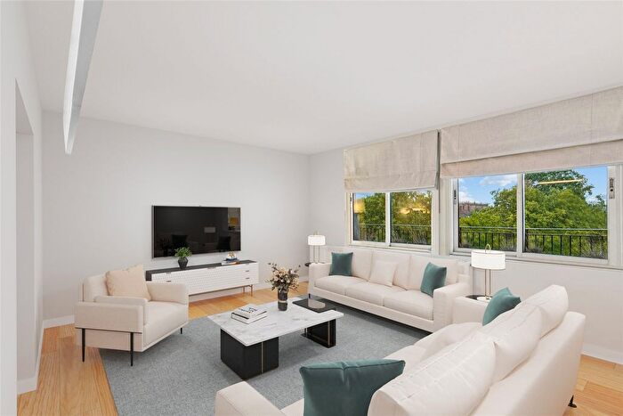 3 Bedroom Flat To Rent In Cadogan Square, London, SW1X