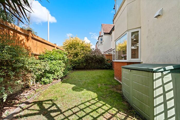 2 Bedroom Flat For Sale In Cavendish Road, SW12