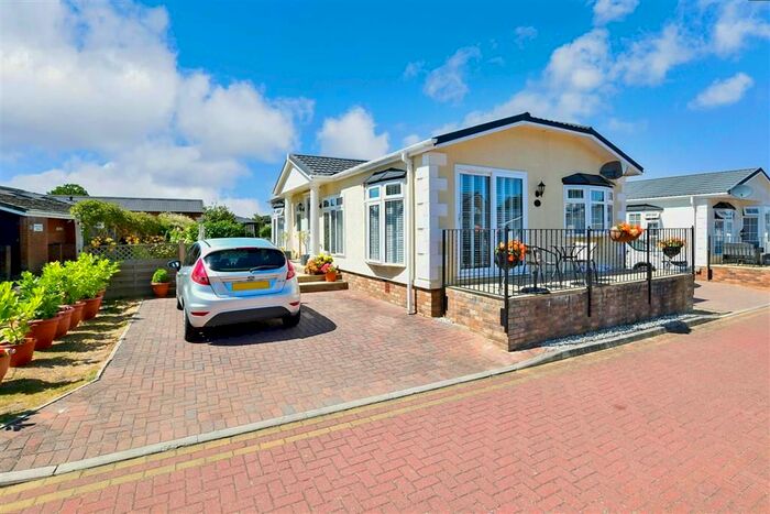 2 Bedroom Mobile/park Home For Sale In Woodlands Park, Biddenden, Ashford, Kent, TN27