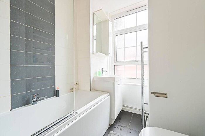 2 Bedroom Flat To Rent In Lever Street, Clerkenwell, London, EC1V