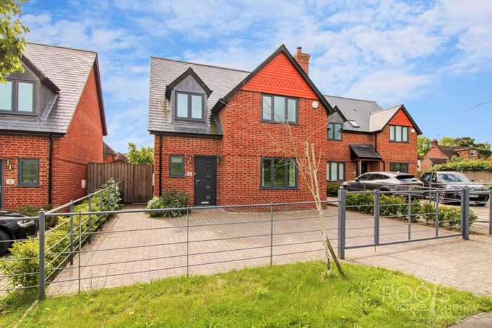 3 Bedroom Detached House For Sale In Lopcombe Place, Wash Water, Newbury, RG20