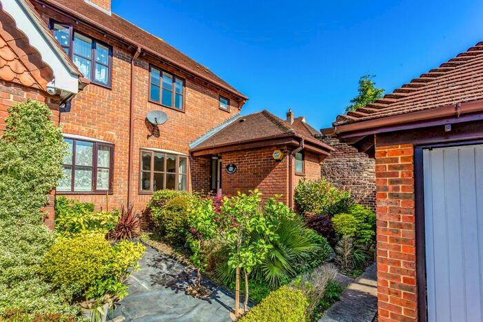 2 Bedroom Semi-Detached House To Rent In Colwall Gardens, Woodford Green, IG8